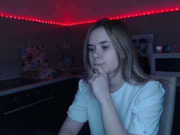 หี ใหญ่ ๆ Gamer girl gets fucked by her brother  039 s friend while playing